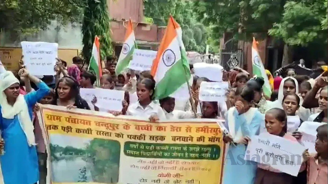 Indian students walk 5km to protest lack of road to school