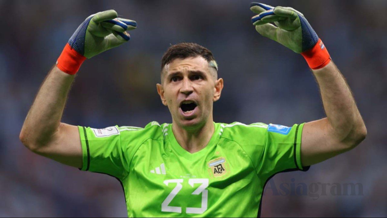 Chelsea in talks with Aston Villa over Emiliano Martinez