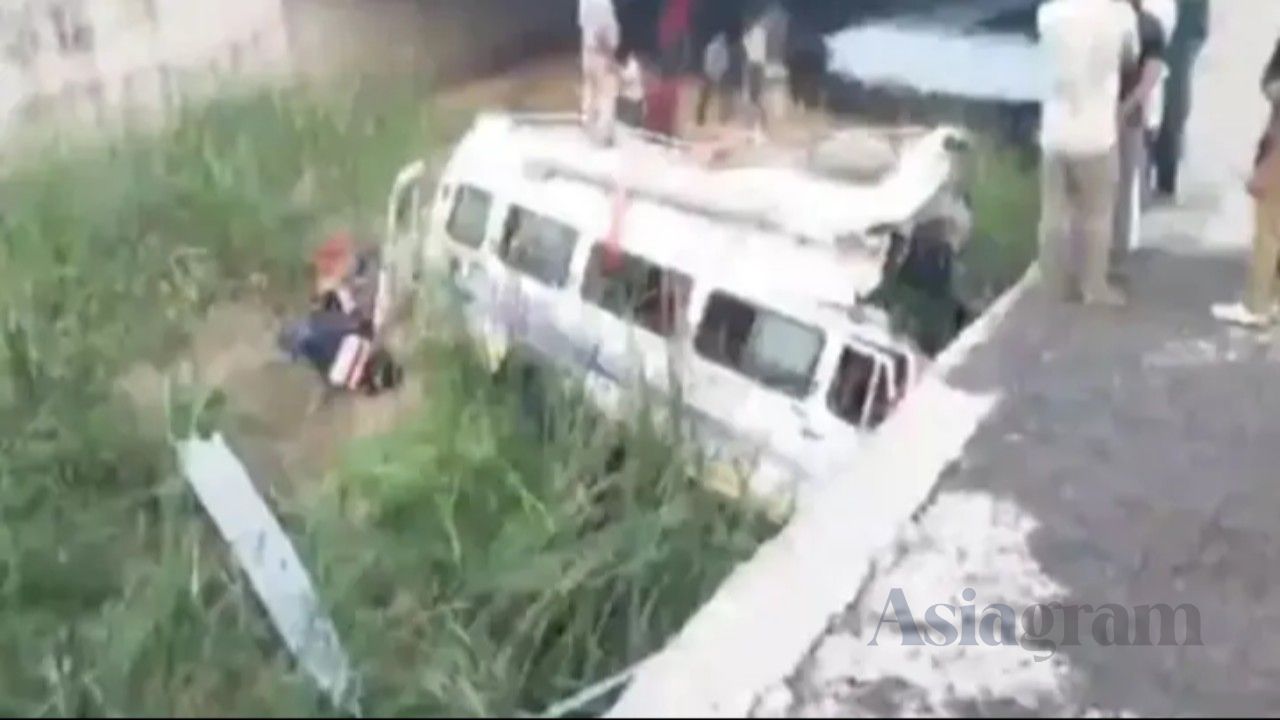 8 killed, 17 injured as bus plunges into ditch in Rajasthan