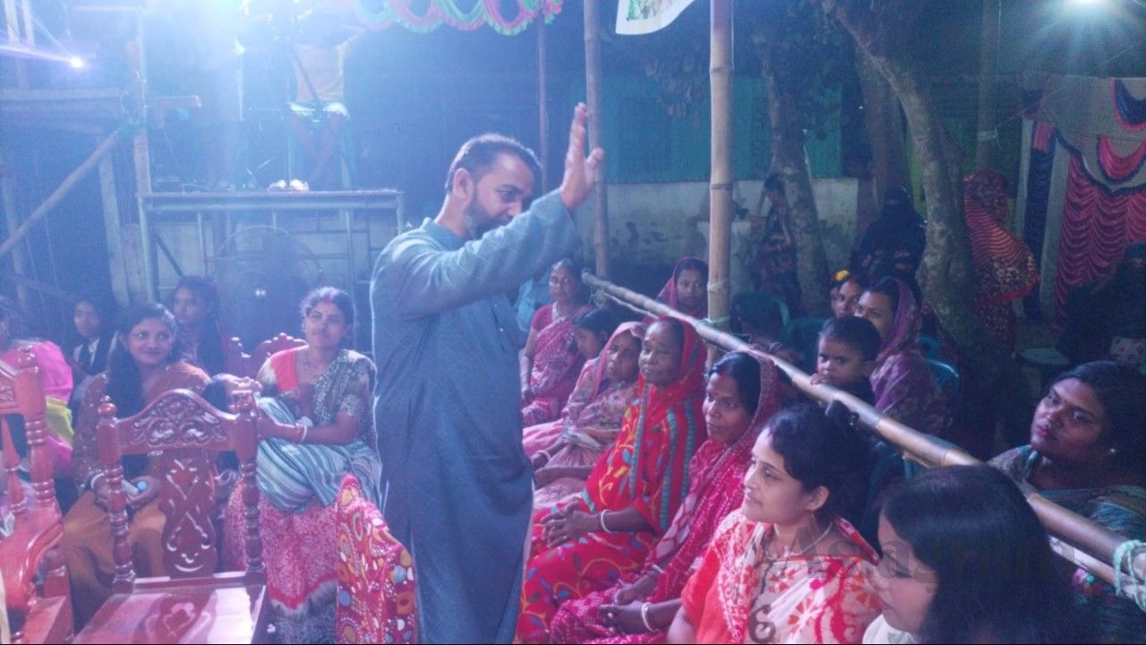  Lal Mia Visits Eight Durga Puja Venues in Narayanpur, Provides Financial Assistance